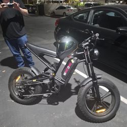 ELECTRIC BICYCLE  PRACTICLE NEW W WITH WITH TWENTY SIX MILES ON ITS OWN  TWENTY SIX MILES 