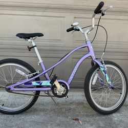  Girls Bike ( Like New)