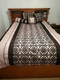 Full Size Comforter With Decorative Pillows