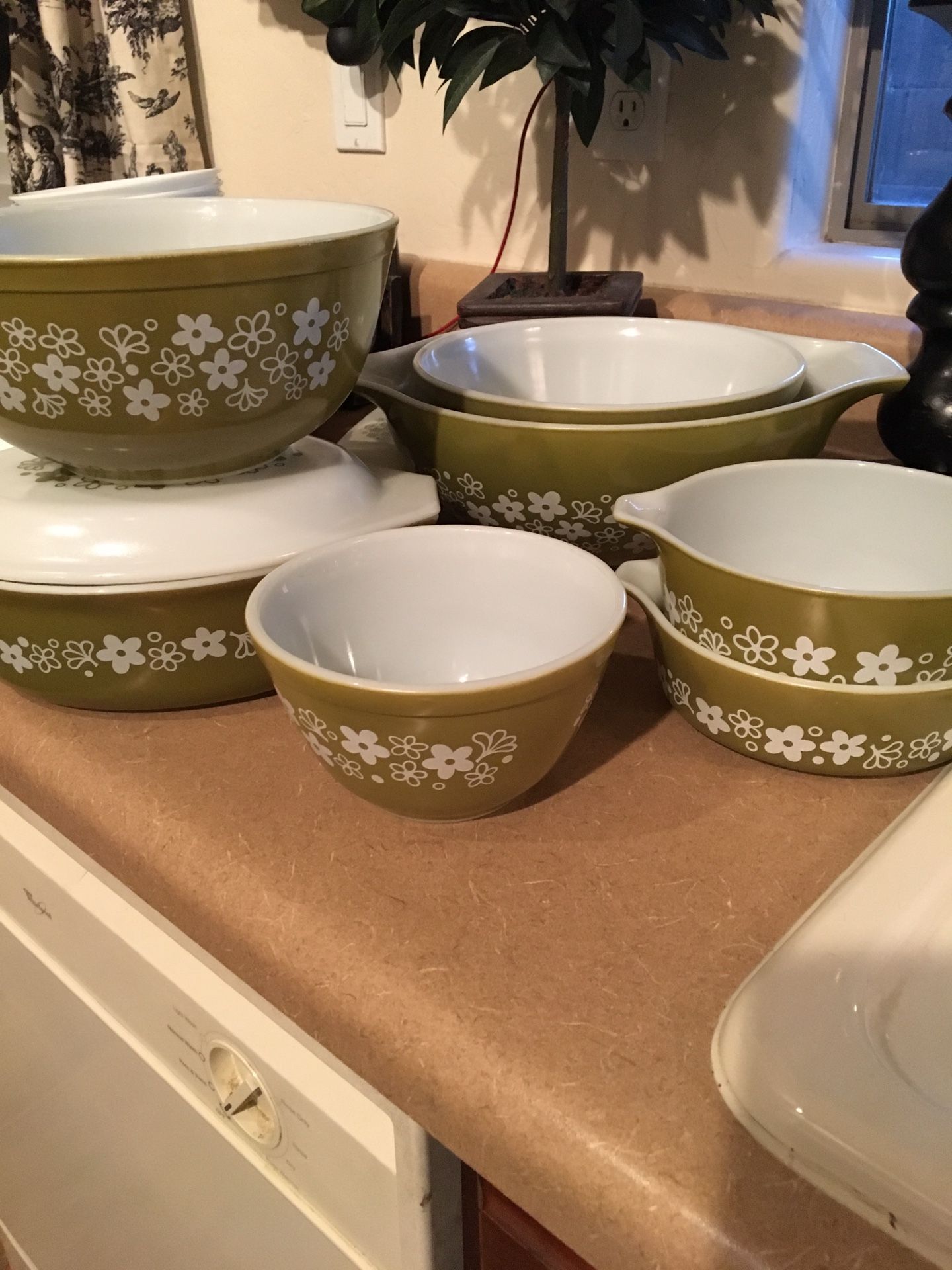 Set of vintage daisy pyrex bowls