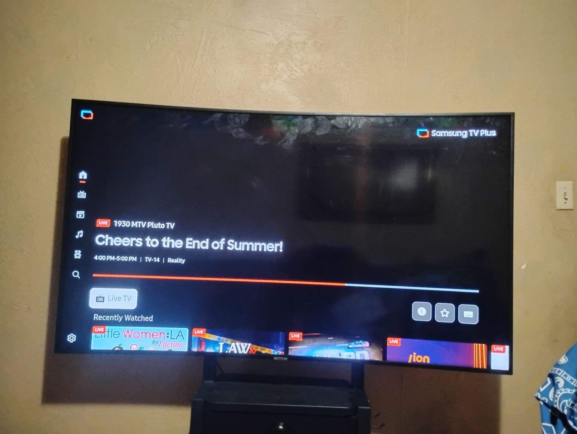 Black Samsung curved TV 55in