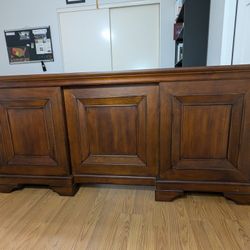 Executive Desk With Locking File Cabinet Drawers