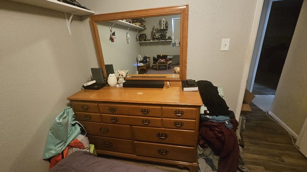 Curb Alert!!!✨ WILLETT Lancaster County Blonde Maple Dresser & Mirror ✨