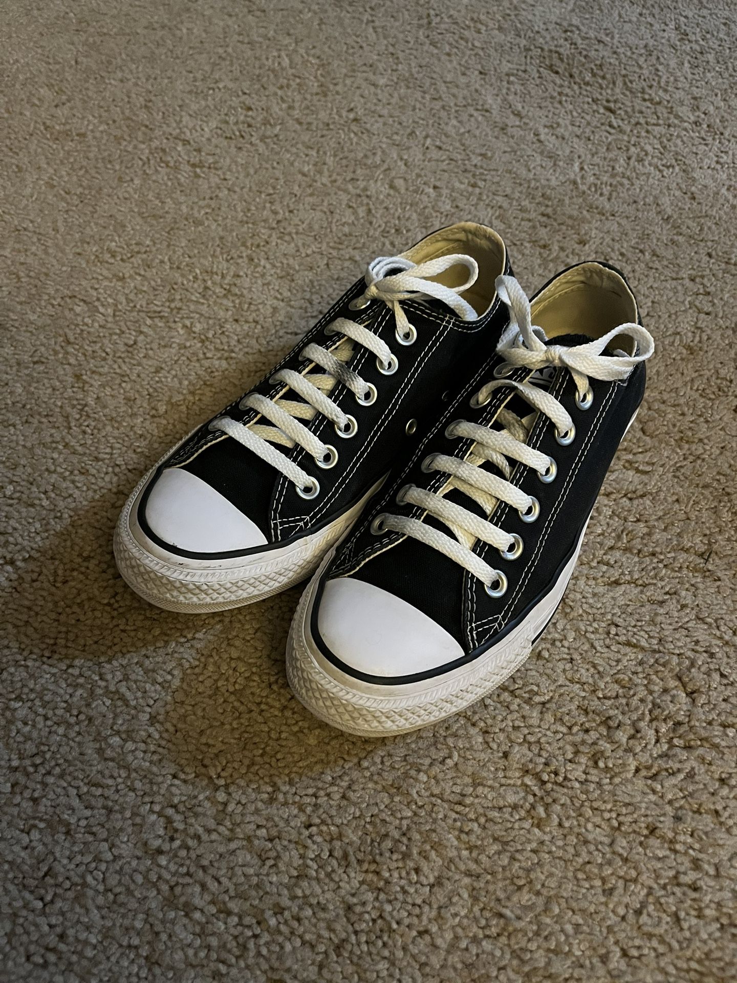 Converse Chuck Taylor All Star Low Top Sneaker(Women's 7.5 Men's 5.5)