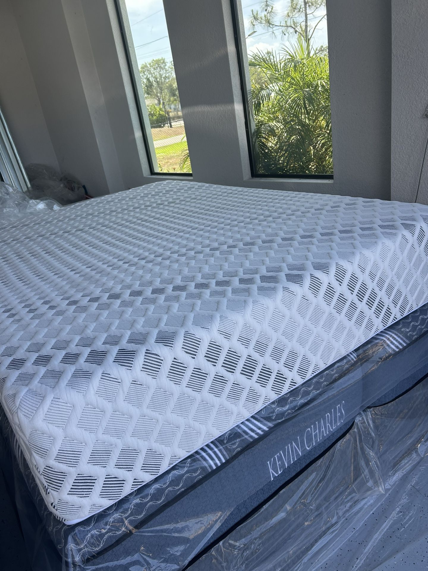 Full novaform 12” advanced back support memory foam Mattress basically new! Medium feel Only 35 days old Retail $589 Your price $175