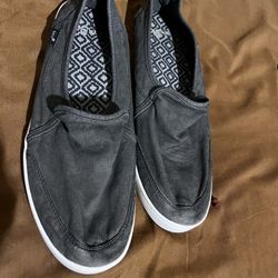 New Sanuk’s    Size 9