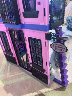 Monster High Boo-tique and dolls with accessories
