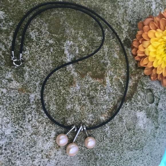 3 pearl necklace on a leather code