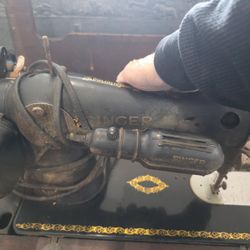Vintage Singer Treadle Sewing Machine w/ Cabinet – 
