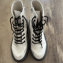 White Boots with Black Laces Women’s Size 7