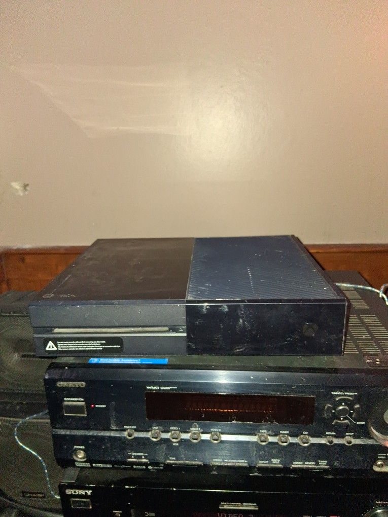 X Box One With Tigbyte Of Storage And A Camera. Fo The Kineck