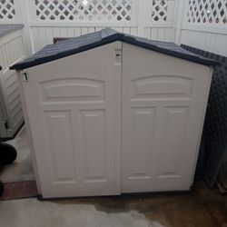 Rubbermaid Storage Shed W Sliding Roof  ( No Delivery)