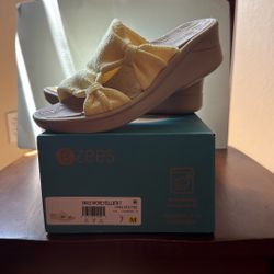 New In Box Bzees Smile More Yellow Butter Wedge Sandal 7