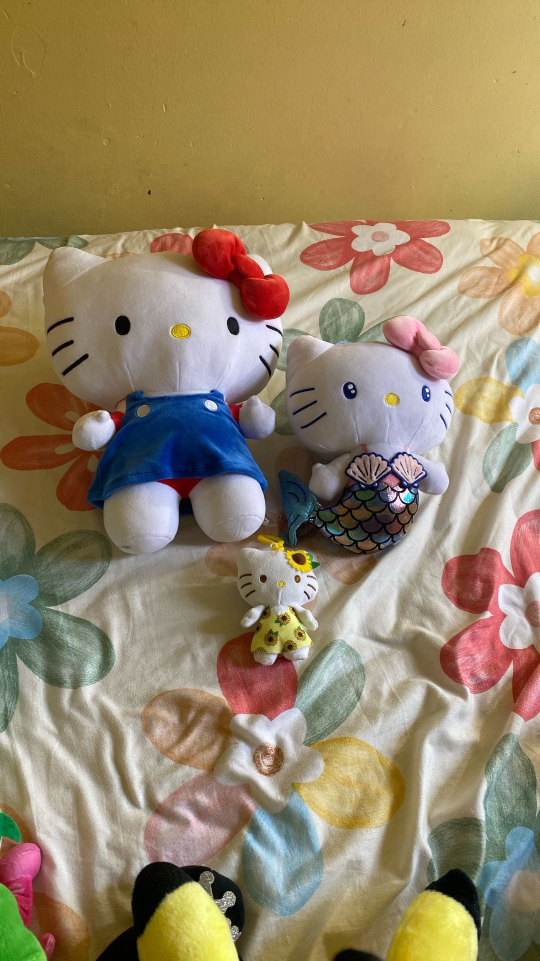 3 HELLO KITTY PLUSHIES