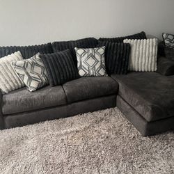 2PC Sectional With RAF Chaise 