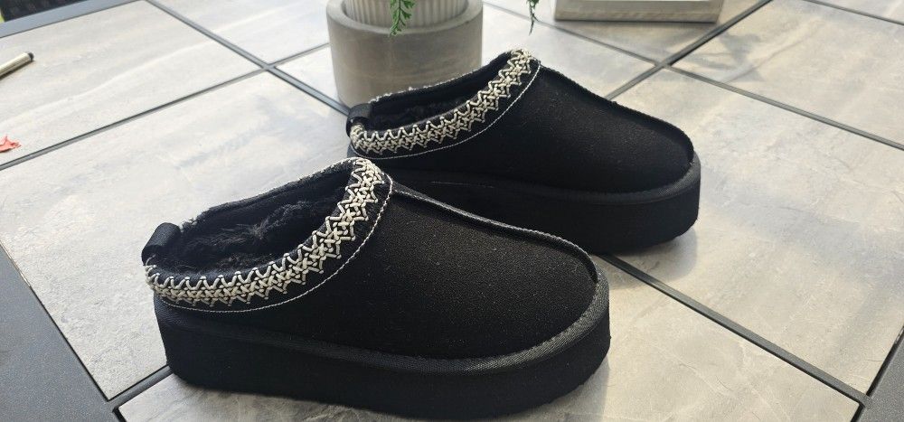 SLIP ON SLIPPERS PLATFORM SOLE FAUX FUR LINING BOOTS
Size Women's 5.5/6.