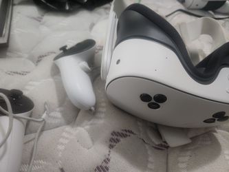 TWO oculus meta quest 3s