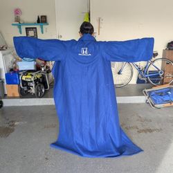 New Rose Parade 2024 Official Honda Fleece Cloak Embroidered Logo 75" L One Size. Will keep you warm when watching the parade or camping!