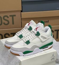Air Jordan  4  , pine Green    Size 9