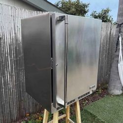 Lynx Outdoor Refrigerator. 24” Stainless Steel Lynx Outdoor Refrigerator. 24” 