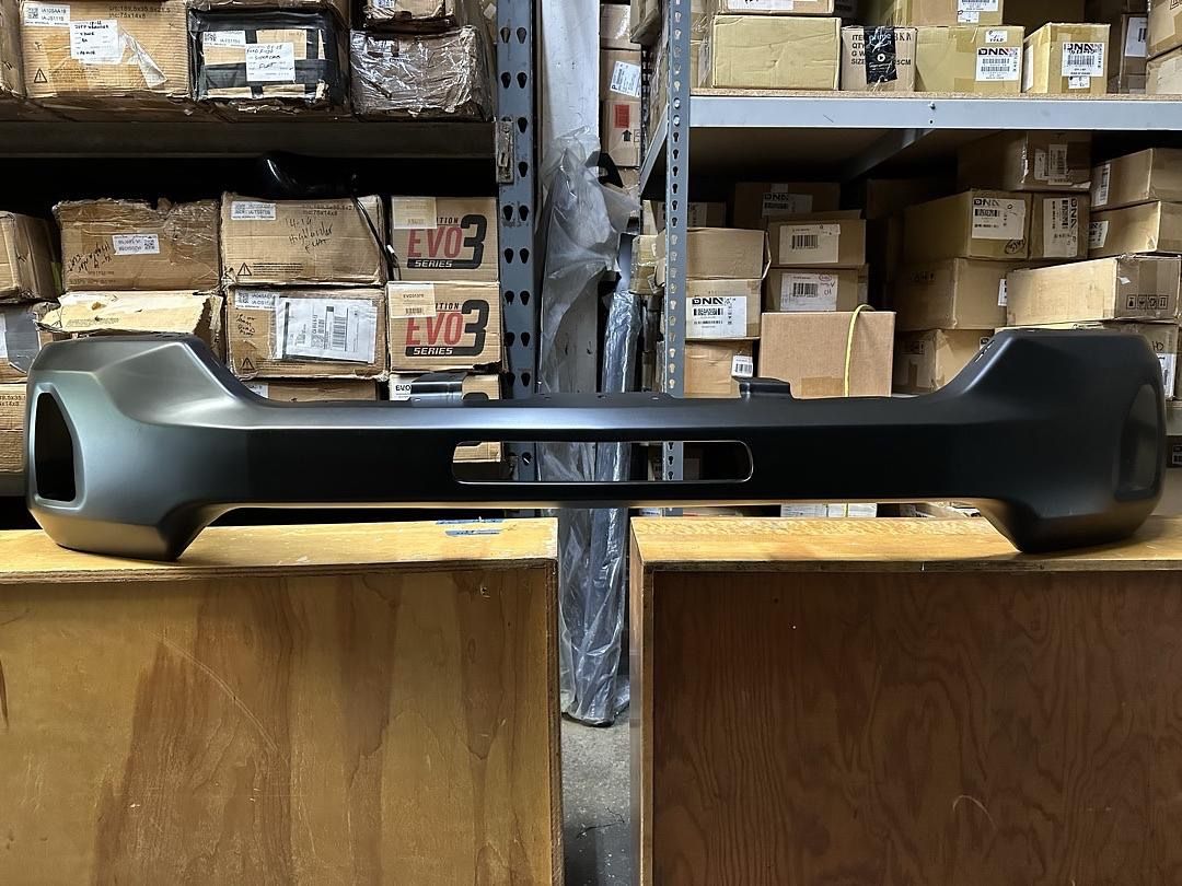 LA Zona Auto Parts 2014 To 2023 Dodge Ram Classic Front black Bumper With Sensor Defensa Delantera Con Sensor negra