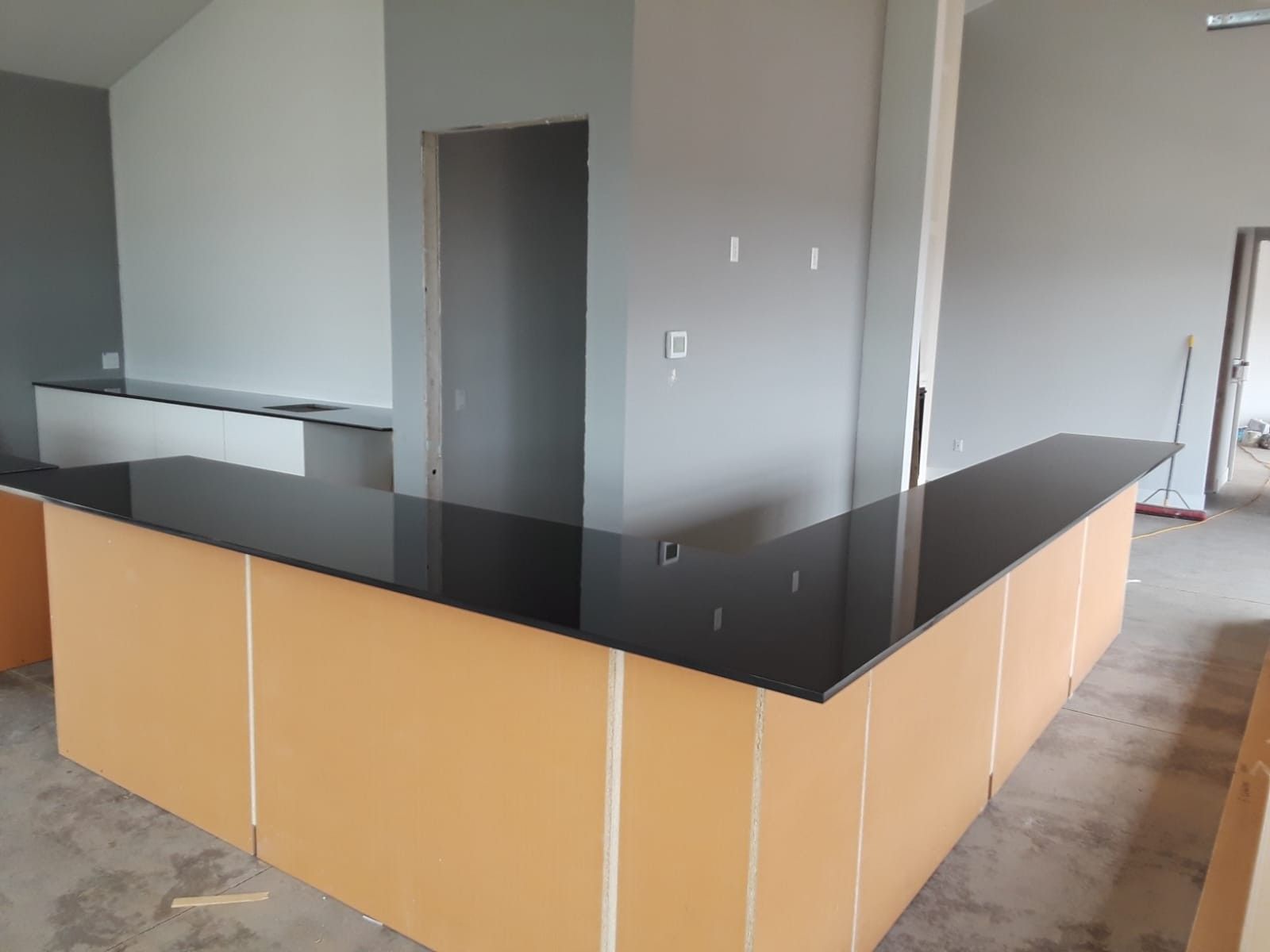 Quartz and granite countertops fabrication