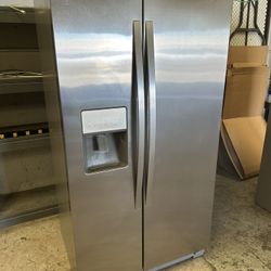 Whirlpool side-by-side water and icemaker can deliver