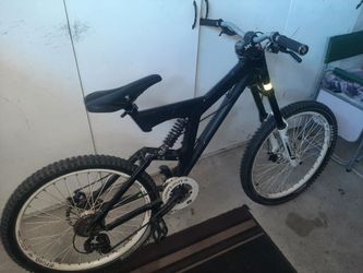 Compete bike 💥IRON HORSE down hill bike 26" Med size, w race face cranks/azonic outlaw wheels+ Free helmet💥$135  pickup/cash only
