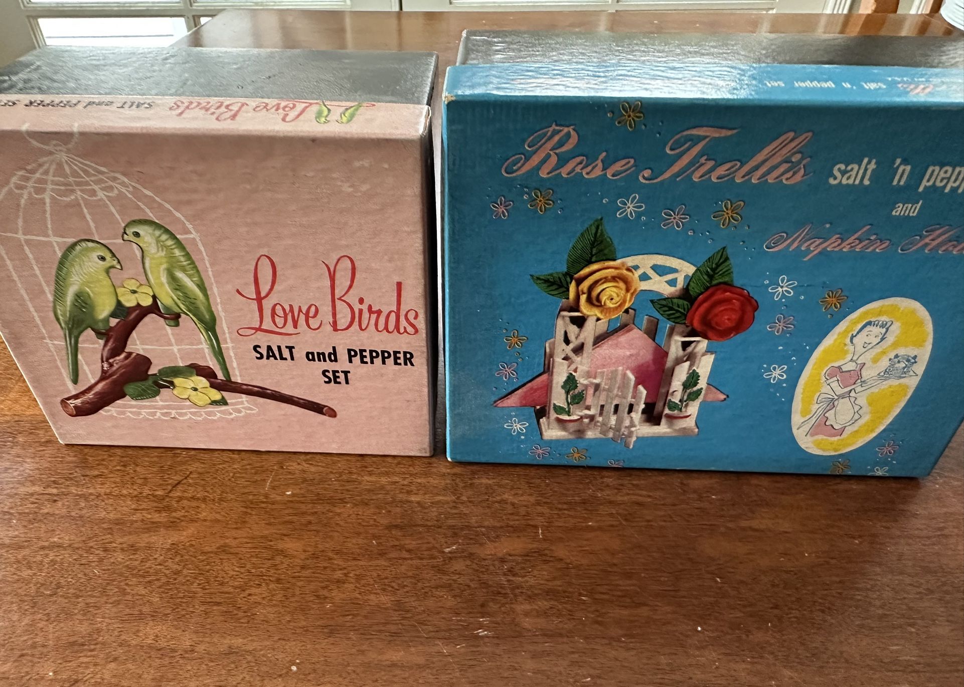 Vintage Novelty Plastic Salt Pepper Shaker Parrot Flowers Beautiful Graphics Packaging 