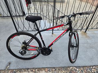 Schwinn Circuit Hybrid Bike - Excellent Condition (Disc Brakes / 21-Speed)