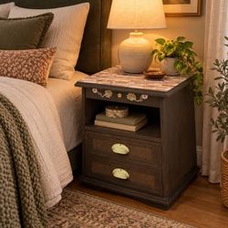 Nightstand / Mesa de noche