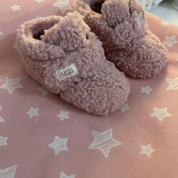 Baby Girl Uggs Toddler Size 4/5 Soft Pink
