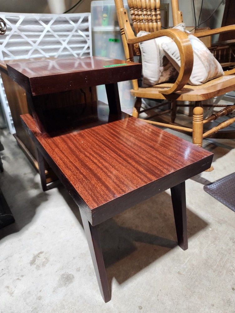 Cute small mid Century end table
14"w x 23.5"d x 22"h