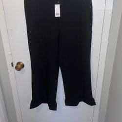 Banana Republic Woman’s mid-rise Blk straight fit through hip & thigh cropped Trouser. Size 12 NWT. New. Detailed  flared bottom.70% polyester 27% ray