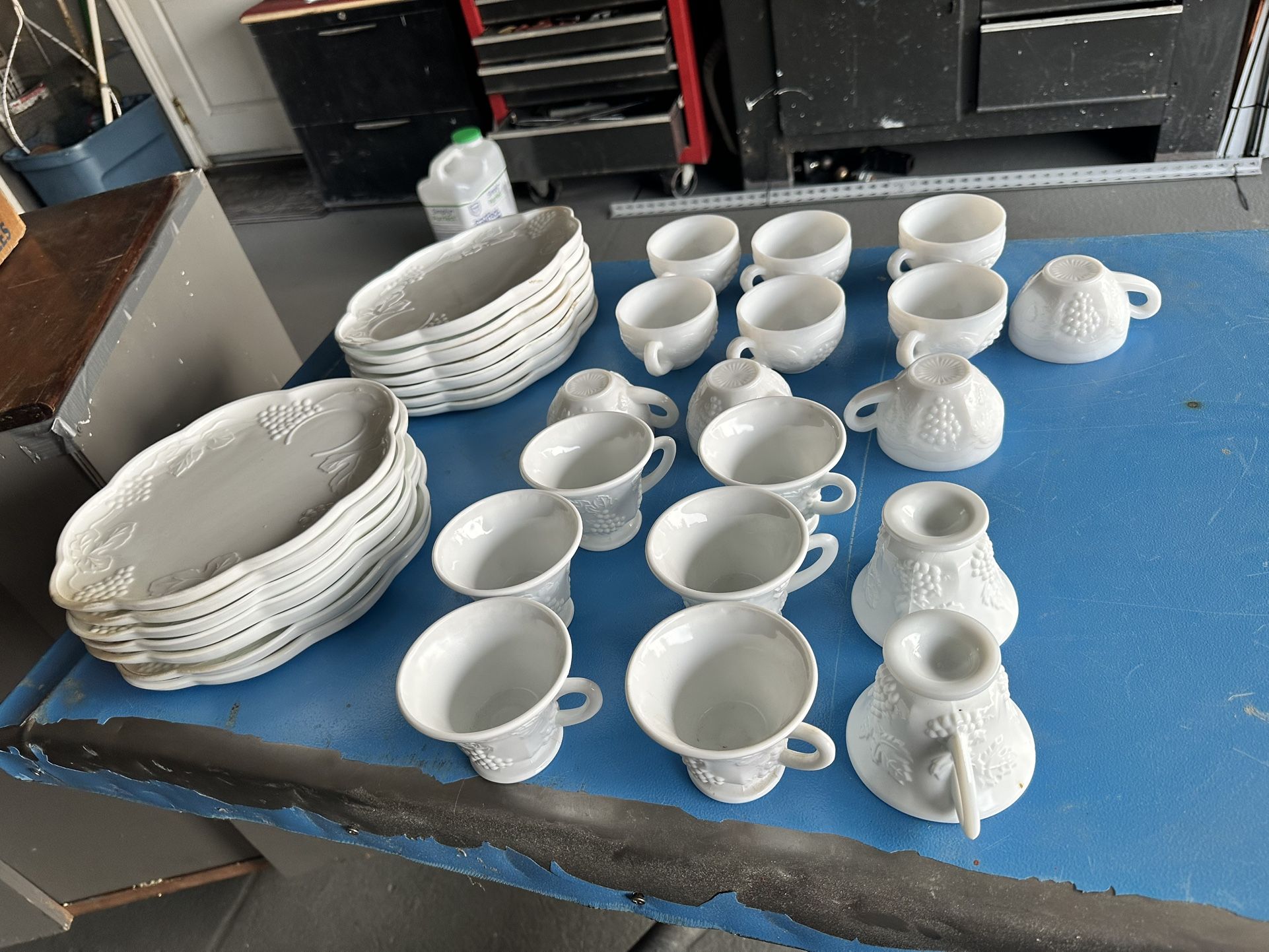 Vintage Milk Glass – Indiana Harvest Grape Collection (31 Pieces) Bring vintage charm to your table with this complete 31-piece set of Indiana Gla