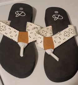 Women's Sandals/Flip-flops $2
(One Available In Size M 7-8)