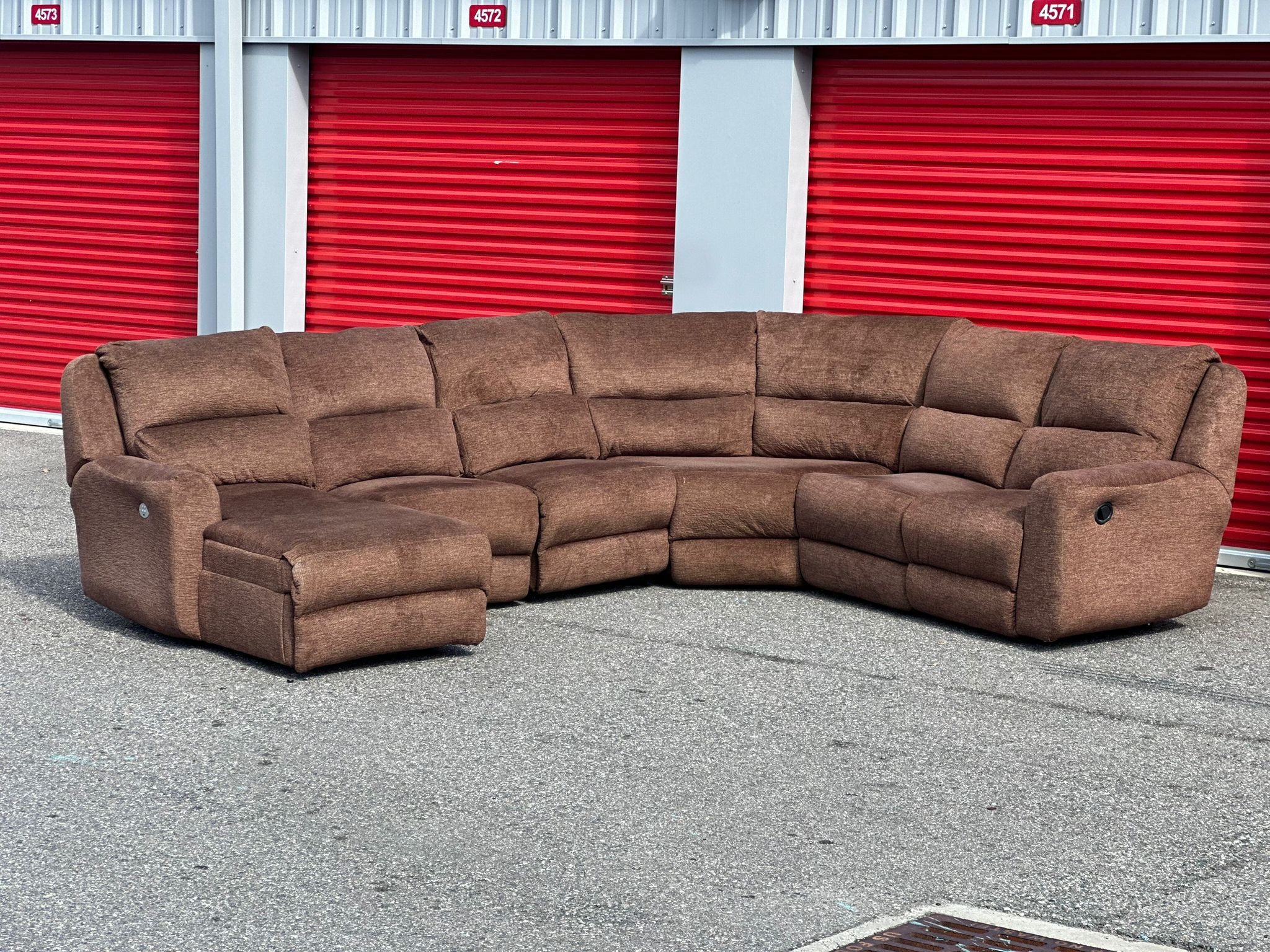 LIKE NEW POWERED RECLINER SECTIONAL COUCH WITH ELECTRIC ADJUSTABLE HEADRESAT - DELIVERY AVAILABLE 🚚