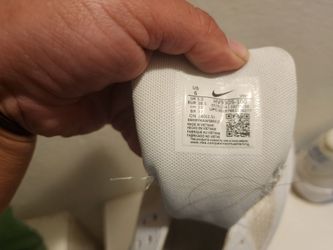 Nike shoe no shoelaces