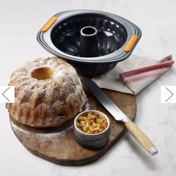 Le Creuset  Fluted Cake Pan