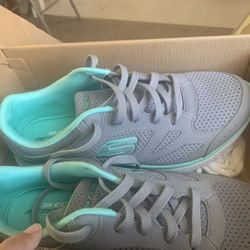 Women’s 7.5 Skechers Memory Foam Shoes