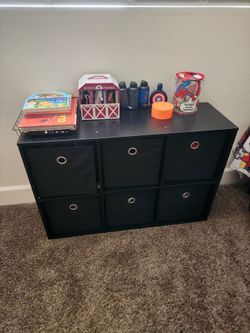 Cube storage with bins