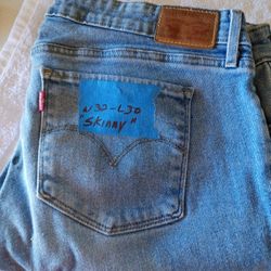 Levis 32/30 Skinny 
