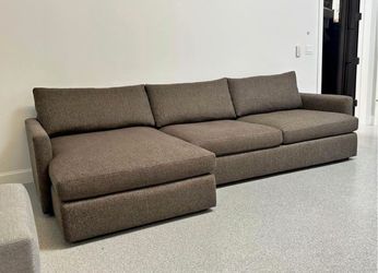 Crate and barrel Barrett like new sectional couch 🚚available
