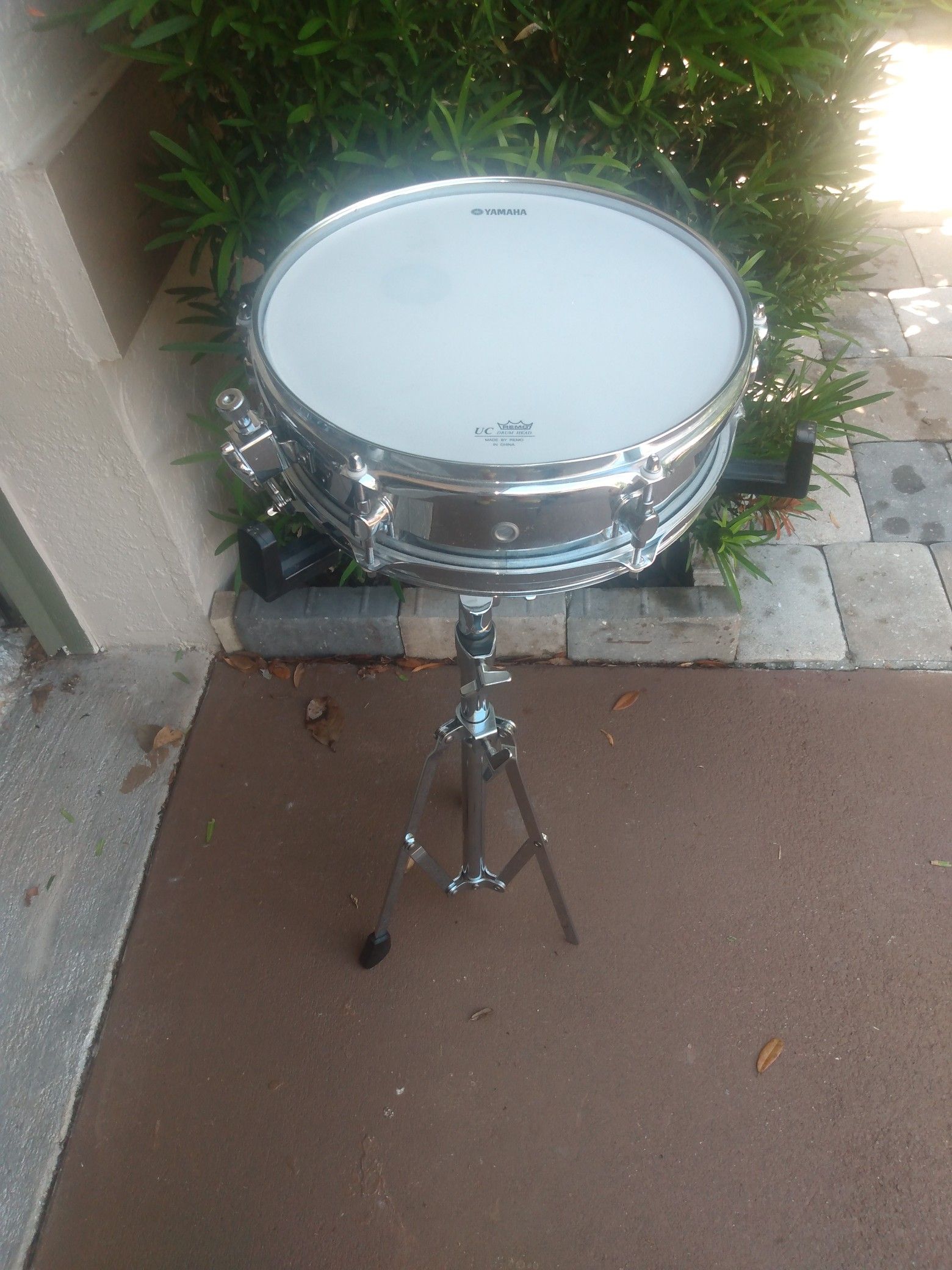 Yamaha snare drum set with carrying bags