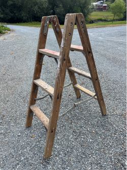 Free.       40” Boeing step ladder