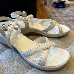 Women's white wedge sandals size 5 1/2