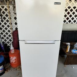 Magic Chef Refrigerator Great Condition Apartment Sized