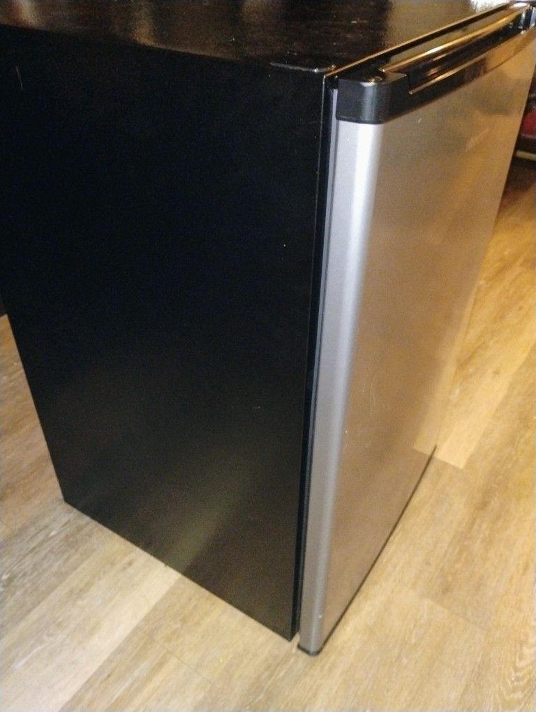 Hisense Mini Fridge
