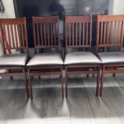 4 Foldable Dining Chairs 