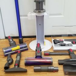 NEW cond DYSON V11 MODEL VACUUM WITH  ALL ATTACHMENTS  ,  ACCESSORIES  , AMAZING SUCTION  , WORKS EXCELLENT  , IN THE BOX 